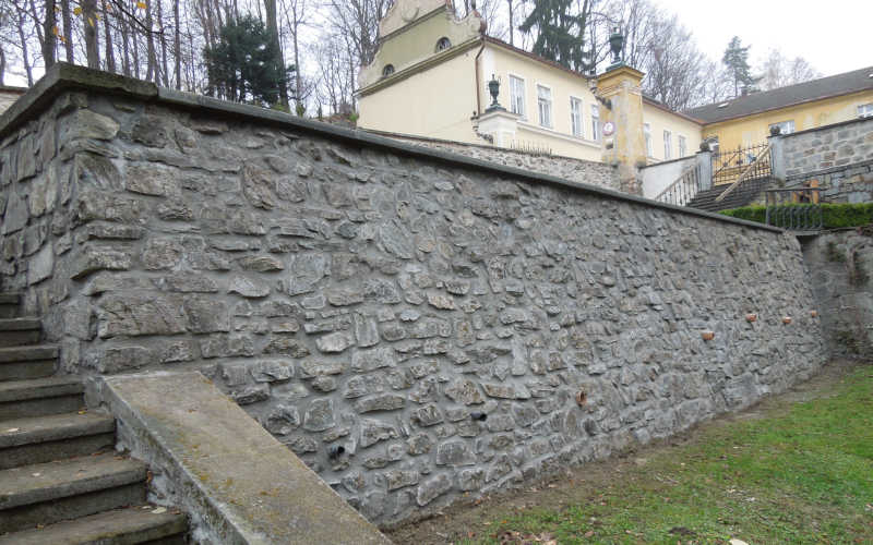 Kamenná zeď po sanaci
